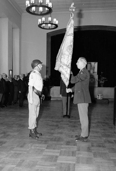 overdracht-van-het-vaandel-van-de-tris-door-de-vaandeldrager-van-de-eenheid-aan-de-laatste-commandant-kolonel-m-g-woerlee