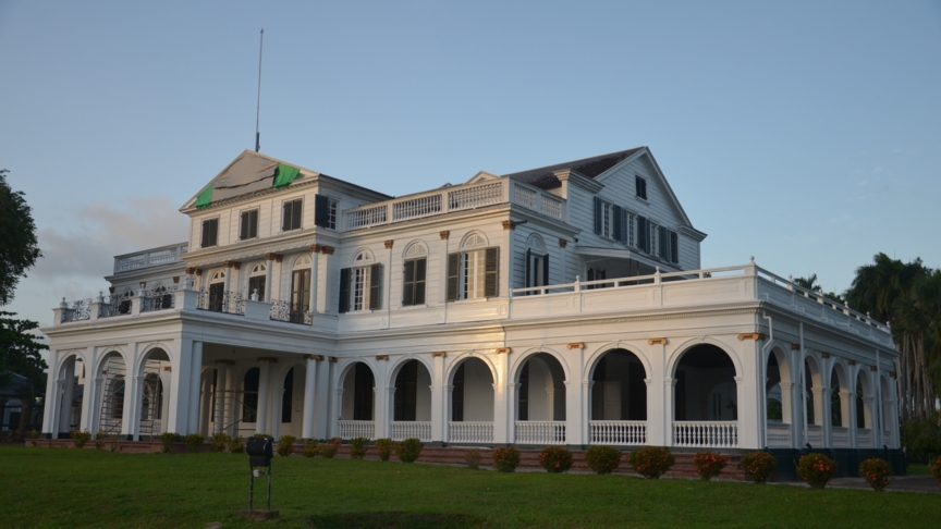 Het presidentieel Paleis in Paramaribo. Het fronton is afgedekt. - Foto: Harmen Boerboom